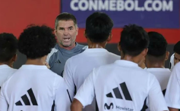 El seleccionador peruano, Francisco Melgar, se dirige a sus jugadores en un entrenamiento.  FPF