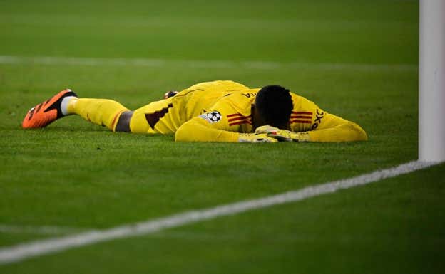 Onana se lamenta en el césped del Allianz.  AFP