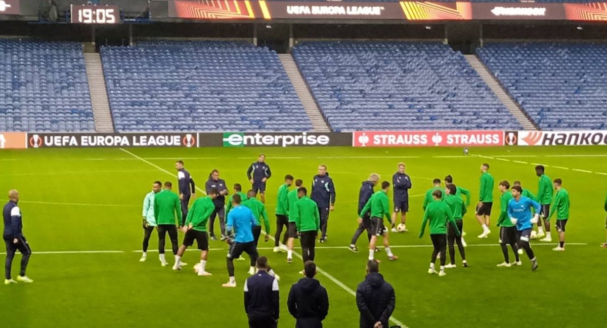 El Betis se ejercita en Ibrox Park.