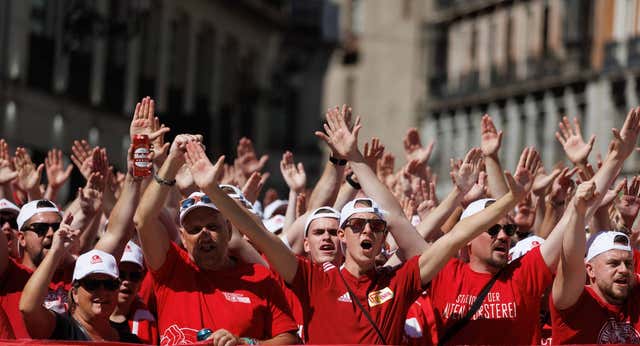 5.000 fans del Unión Berlín atascaron el Bernabéu y lanzaron un ‘botellazo’ a la Policía