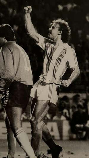 Satrústegui celebra un gol con la Real.