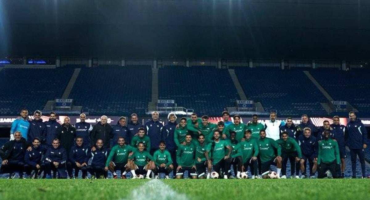 La plantilla verdiblanca posa en Ibrox Park.