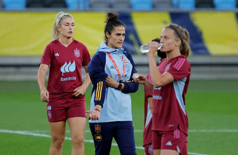 El vestuario releva a las capitanas de Vilda y le da el brazalete a cuatro del Barça