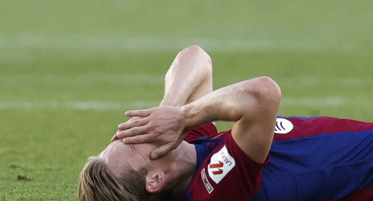 Frenkie de Jong tendido en el suelo después de la lesión. /REUTERS