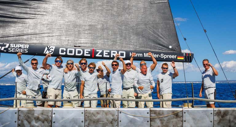La tripulación del Platoon celebra el título de las 52 Super Series.