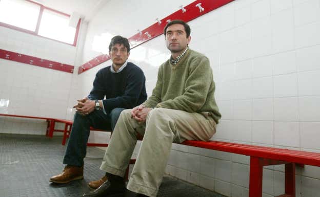Iñaki Tejada y Marcelino, en un vestuario de las instalaciones de Mareo.  JOAQUÍN BILBAO