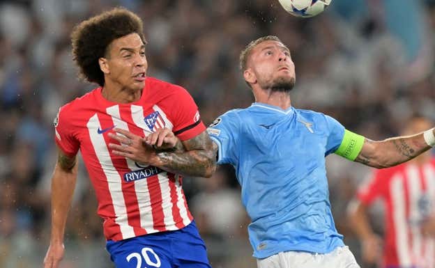 Axel Witsel defiende a Immobile en el último partido del Atlético de Madrid, ante la Lazio en el Olímpico de Roma.  EP