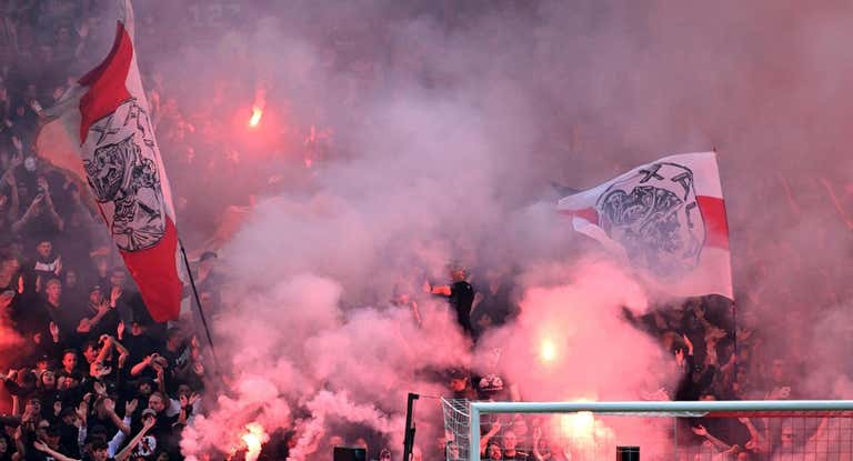 La afición del Ajax, en el partido ante el Feyenoord.