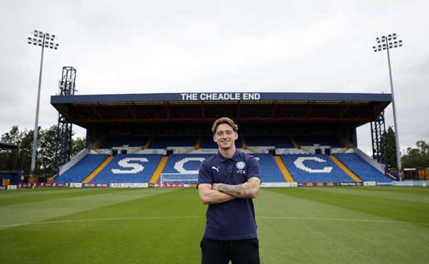 Louie Barry, durante su presentación con el Stockport County. @StockportCounty