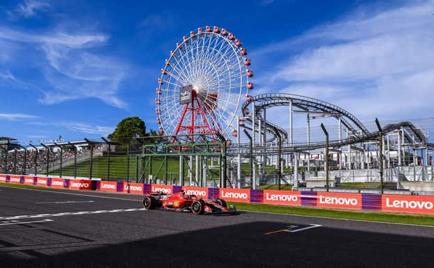 Carlos Sainz y su Ferrari, delante de la noria de Suzuka.  Ferrari