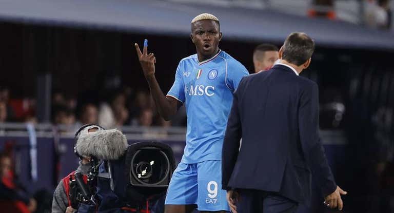 El delantero nigeriano Victor Osimhen discute con Rudi García tras ser sustituido.