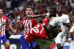 La polémica del derbi: posible falta antes del 1-0, el Madrid pide roja a Giménez y el Atlético a Bellingham...