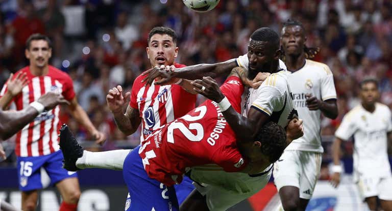 Rudiger y Mario Hermoso pujan por un balón.