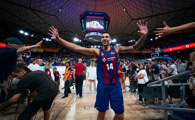 Willy Hernangómez se despide de los aficionados del Barça tras el encuentro  ACB PHOTO