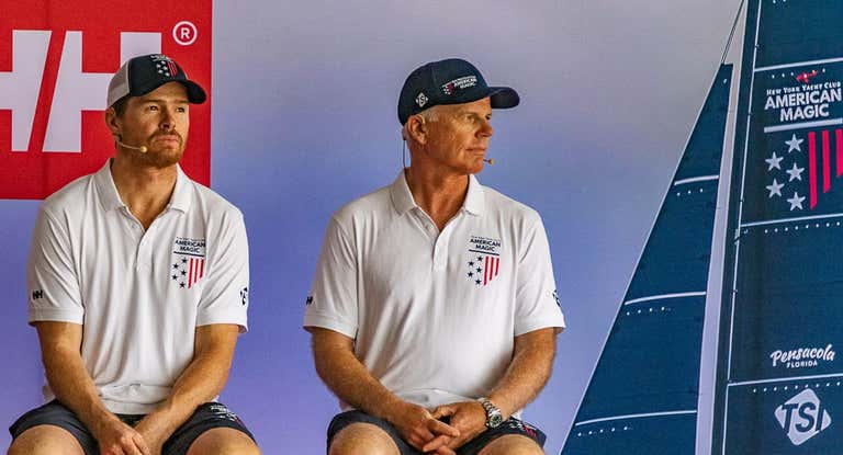 Tom Slingsby y Terry Hutchinson, en una rueda de Prensa de American Magic con Helly Hansen.