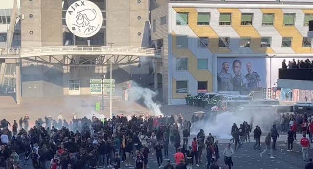 El Ajax-Feyenoord deja 15 detenidos y se reanudará el miércoles
