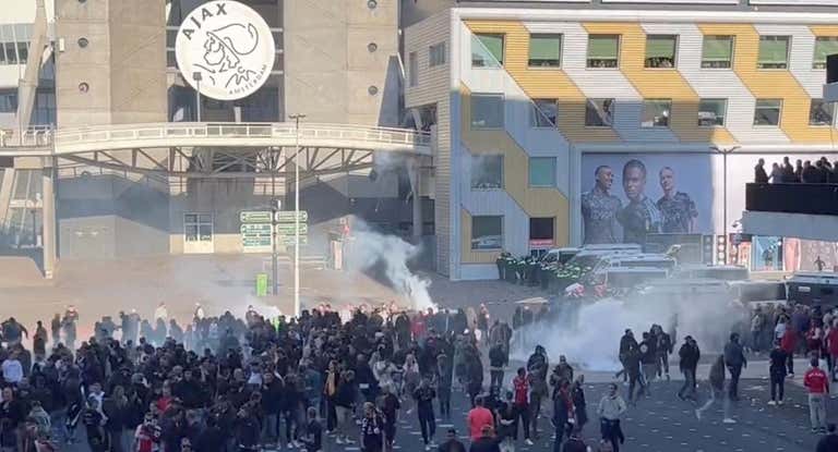 Disturbios en el exterior del Johan Cruyff Arena.
