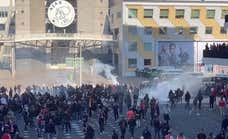 El Ajax-Feyenoord deja 15 detenidos y se reanudará el miércoles