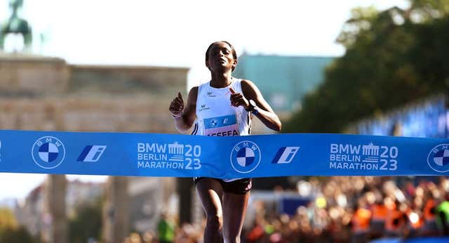 El gráfico que explica la verdadera dimensión del récord mundial de maratón de Tigist Assefa