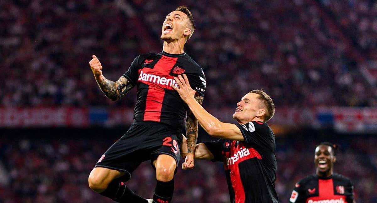 Grimaldo celebra su gol de falta ante el Bayern de Múnich.