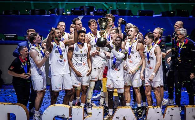 Kramer, de blanco, a la derecha del todo, celebrando el título de campeón del Mundo.  FIBA