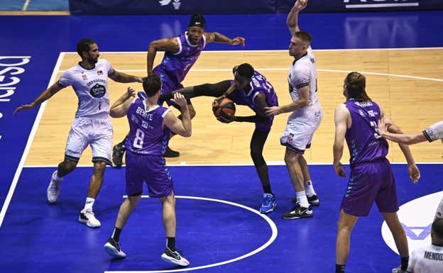 Ndiaye coge la bola durante su debut con Zunder Palencia.  ACB PHOTO/A. BAÚLDE