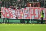 Los aficionados del Bayern protestan por la Copa entre semana con pelotas de tenis... ¡y manzanas!