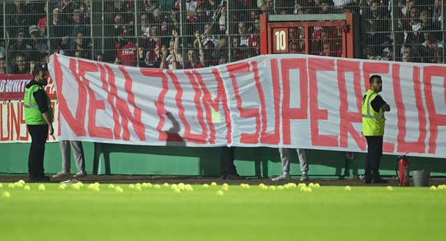 Los aficionados del Bayern protestan por la Copa entre semana con pelotas de tenis… ¡y manzanas!