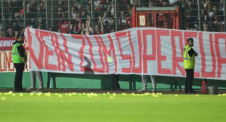 Los aficionados del Bayern protestan por la Supercopa.