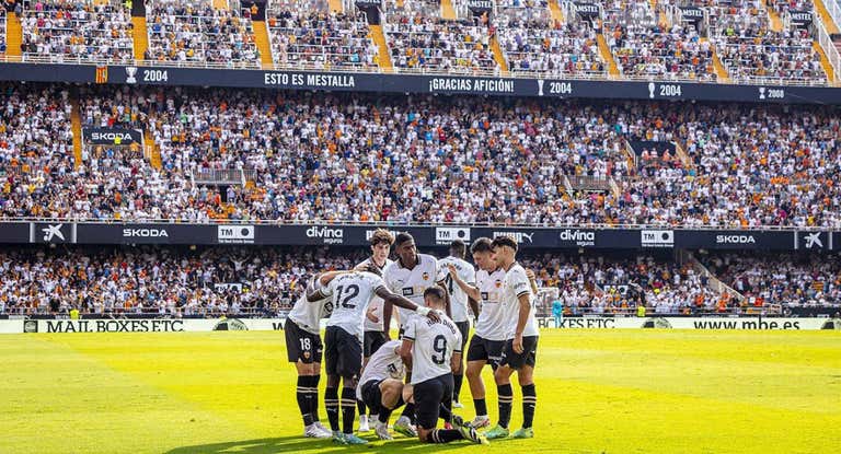 Los jugadores del Valencia hacen piña.