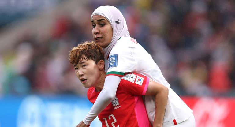 Nouhaila Benzina, jugadora de Marruecos, con el velo durante el pasado Mundial.