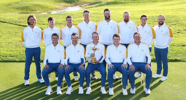 Los jugadores y el capitán Luke Donald posan con el trofeo de la Ryder.