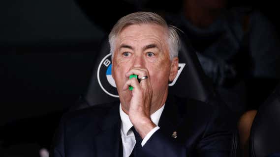 Ancelotti, en el banquillo del Bernabéu durante el partido contra Las Palmas./EP