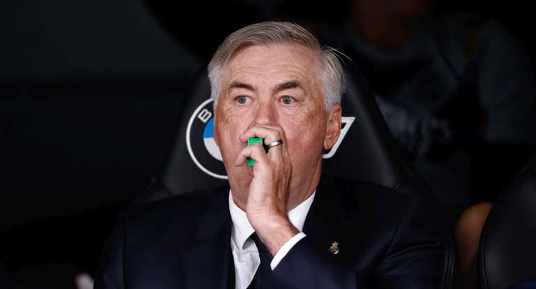 Ancelotti, en el banquillo del Bernabéu durante el partido contra Las Palmas.