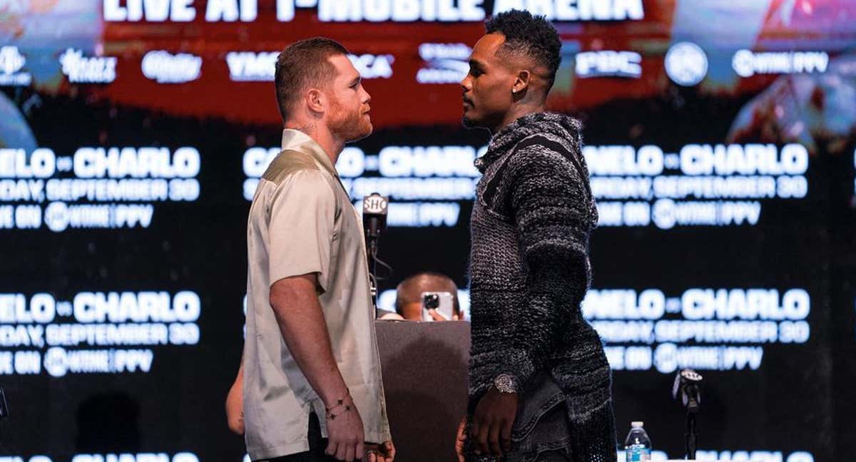 Canelo Álvarez y Jermell Charlo, cara a cara en la rueda de prensa oficial de su combate.
