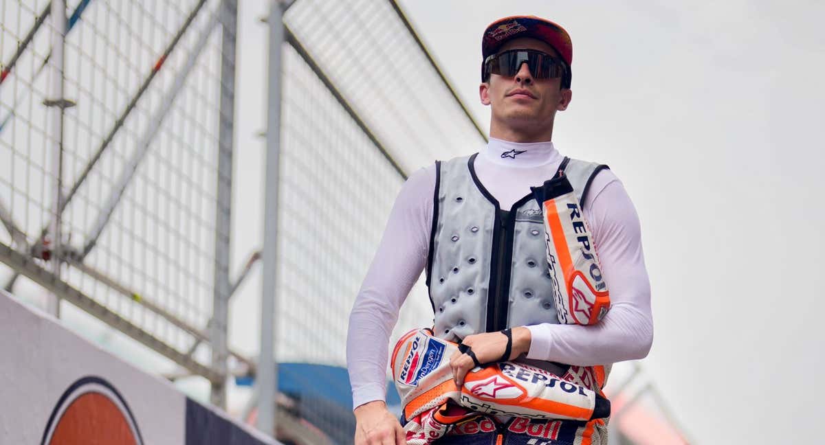Marc Márquez de camino a su posición de parrilla.