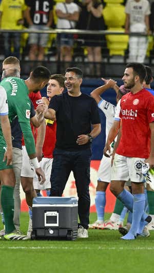 La alegría de Míchel, que saluda a Gazzaniga.  EFE