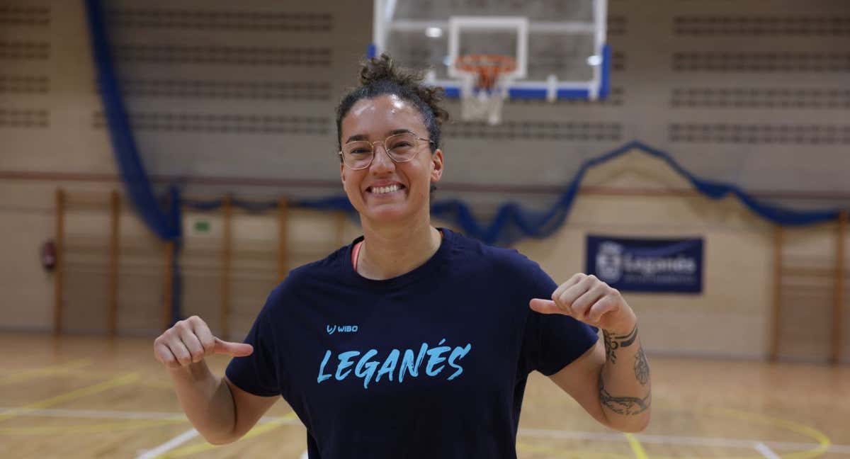 Laura Nicholls con la camiseta del Leganés, con el que ha vuelto a las canchas tras dos años y medio./Relevo | S. Fenoll