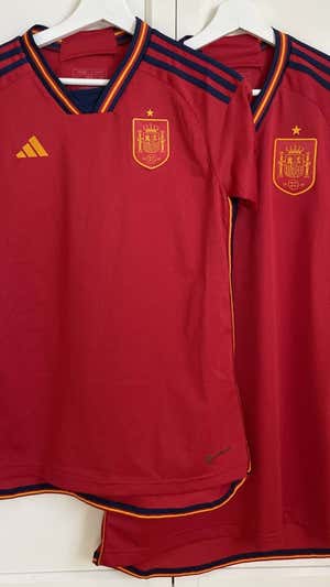 A la izquierda, la camiseta de la Selección femenina. A la derecha, la de la masculina.  RELEVO