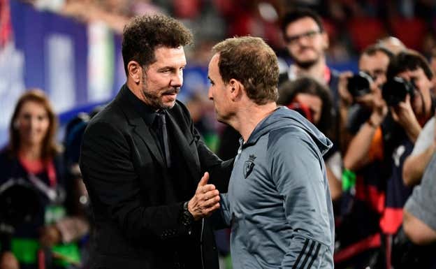Simeone y Arrasate se saludaron anters del partido. AFP