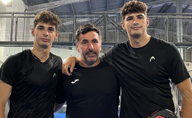 Arturo Coello y su hermano pequeño Rodrigo junto a Gustavo Pratto. RRSS