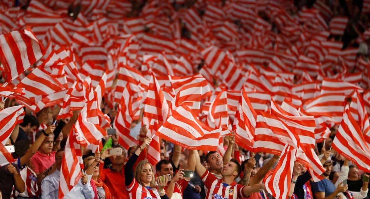 La afición del Atlético de Madrid canta el himno./ABC