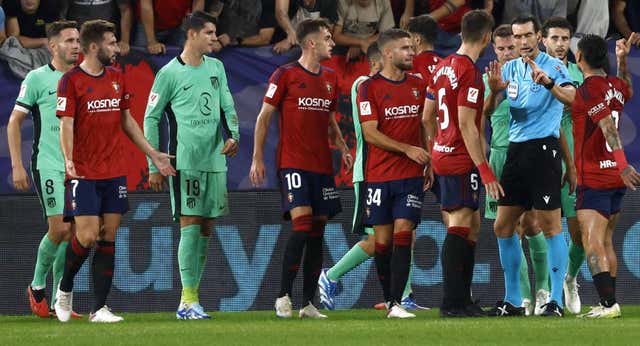 El Atleti gana a la contra y Osasuna se desquicia con Martínez Munuera