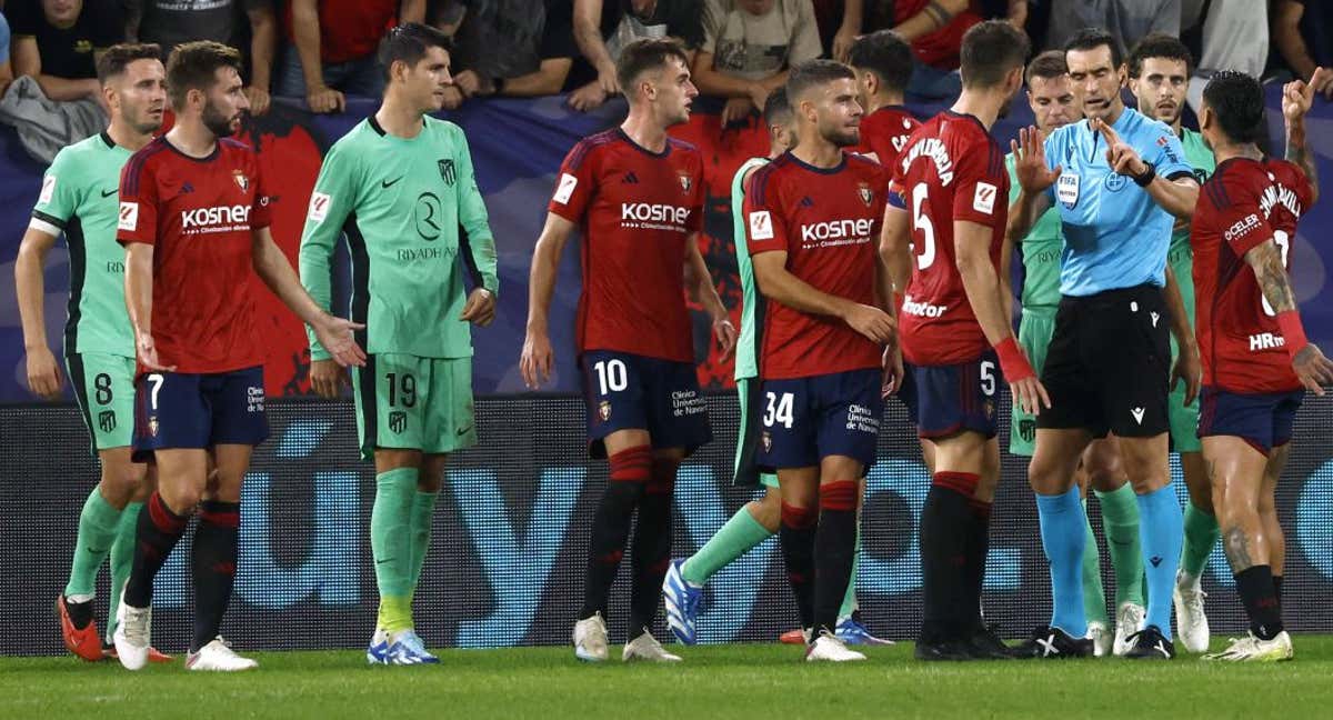 Los jugadores de Osasuna protestaron a Martínez Munuera el gol anulado a David García en el minuto 74'.