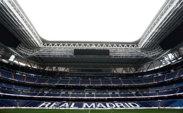 Esqueleto de la estructura sobre la que se van montando las pantallas del nuevo videomarcador 360 del Bernabéu. REUTERS