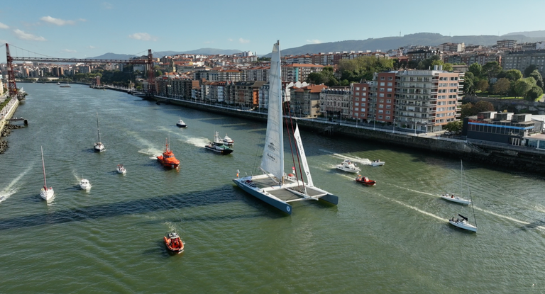 El maxicat Victoria navega en la ría de Bilbao.