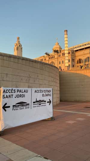 Las señalizaciones de acceso a Montjuic y al Palau Sant Jordi.  RELEVO