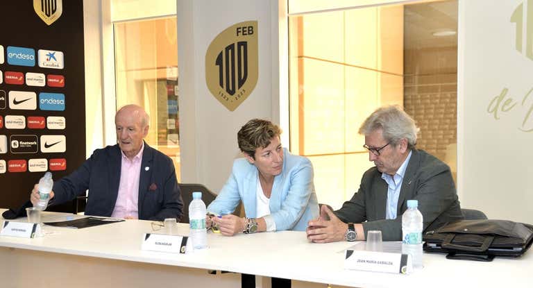 Elisa Aguilar, durante una reunión de la FEB.