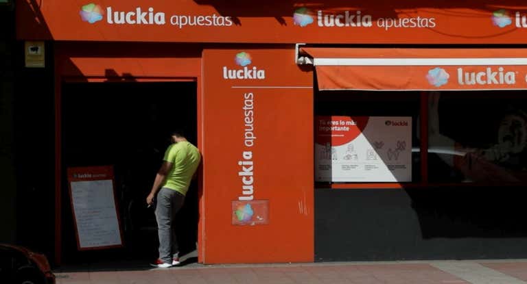 Entrada a una casa de apuestas con plataforma online en Valladolid en 2021.