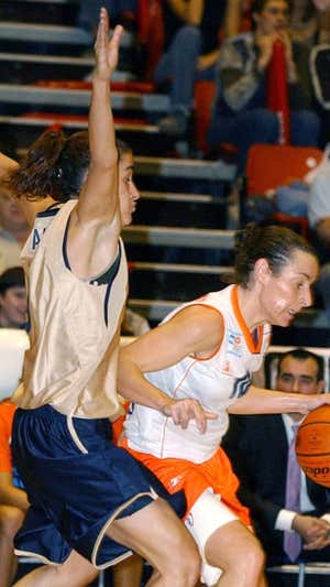 Laia Palau, izquierda, trata de frenar a Elisa Aguilar, derecha, en el año 2003.  EFE